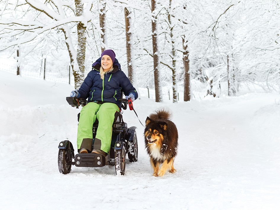 X850_young-woman_dog_snow_02_WEB